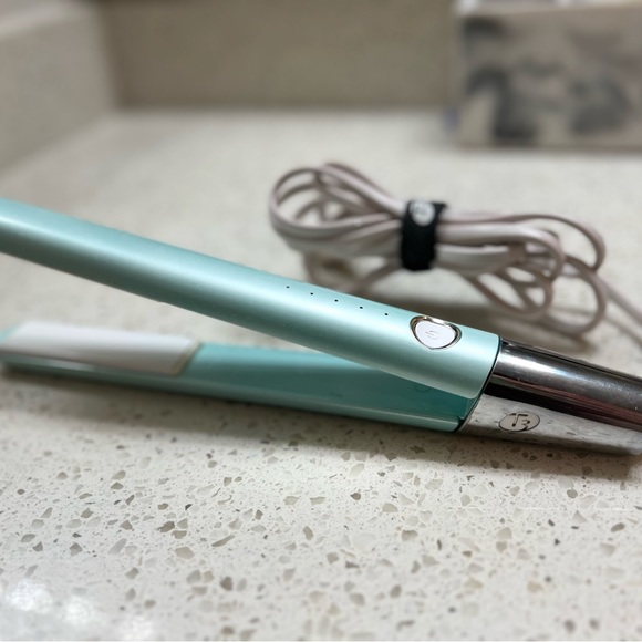 T3 Singlepass Luxe Styling Iron - 1” Signature T3 Tourmaline® + Ceramic - Picture 4 of 11